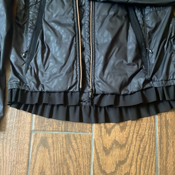 Lululemon rain jacket. Size tag has been removed but probably a 4 or 6. - Picture 2 of 5